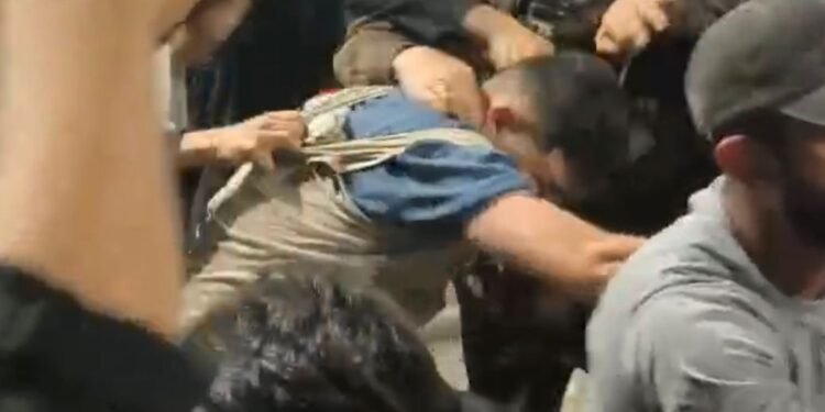 محتجون يعتدون على مراسل صحفي في البصرة